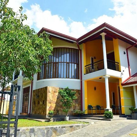 Bigcity Villa - Airport Transit Hotel Katunayaka Bagian luar foto