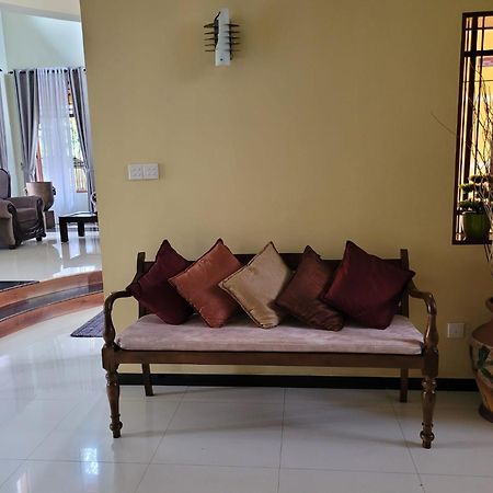 Bigcity Villa - Airport Transit Hotel Katunayaka Bagian luar foto