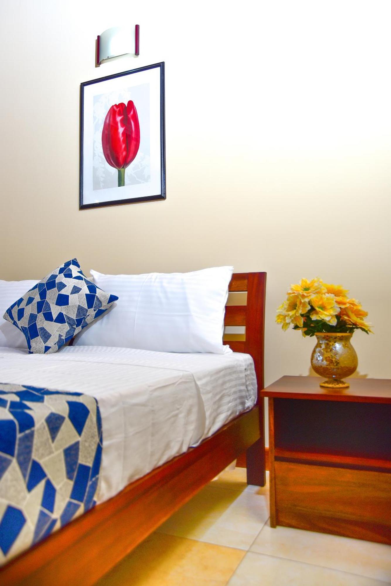 Bigcity Villa - Airport Transit Hotel Katunayaka Bagian luar foto