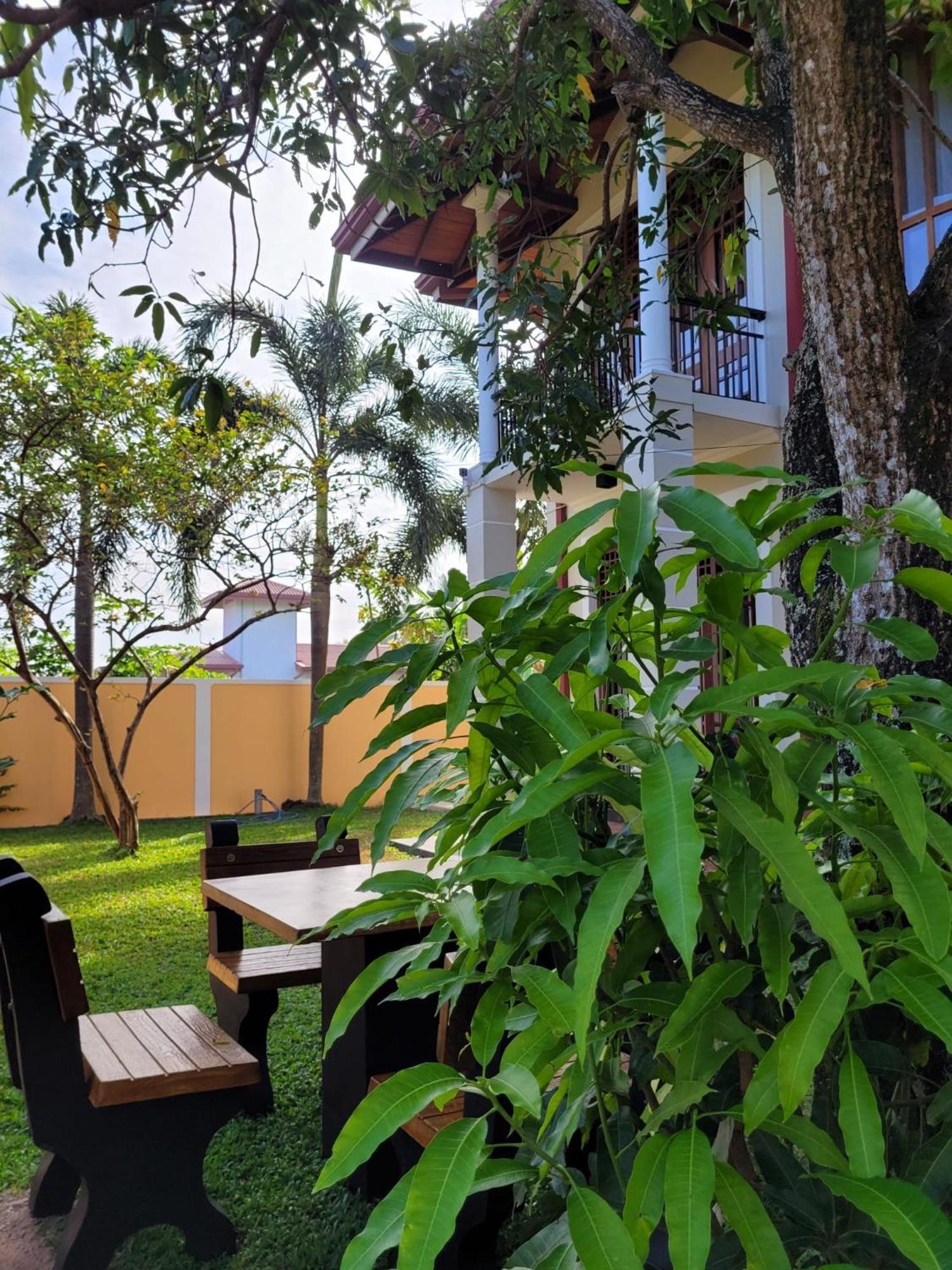Bigcity Villa - Airport Transit Hotel Katunayaka Bagian luar foto