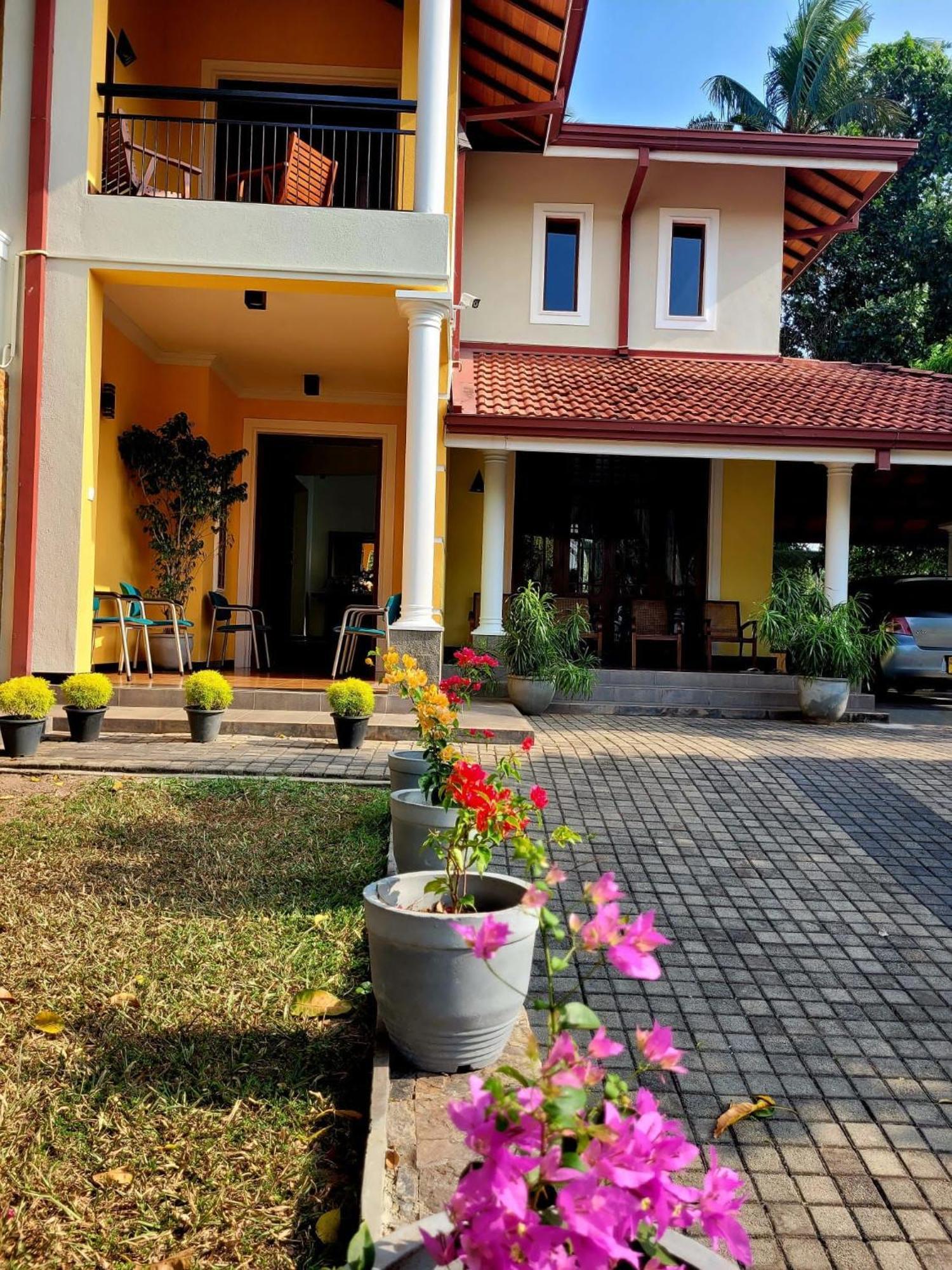 Bigcity Villa - Airport Transit Hotel Katunayaka Bagian luar foto