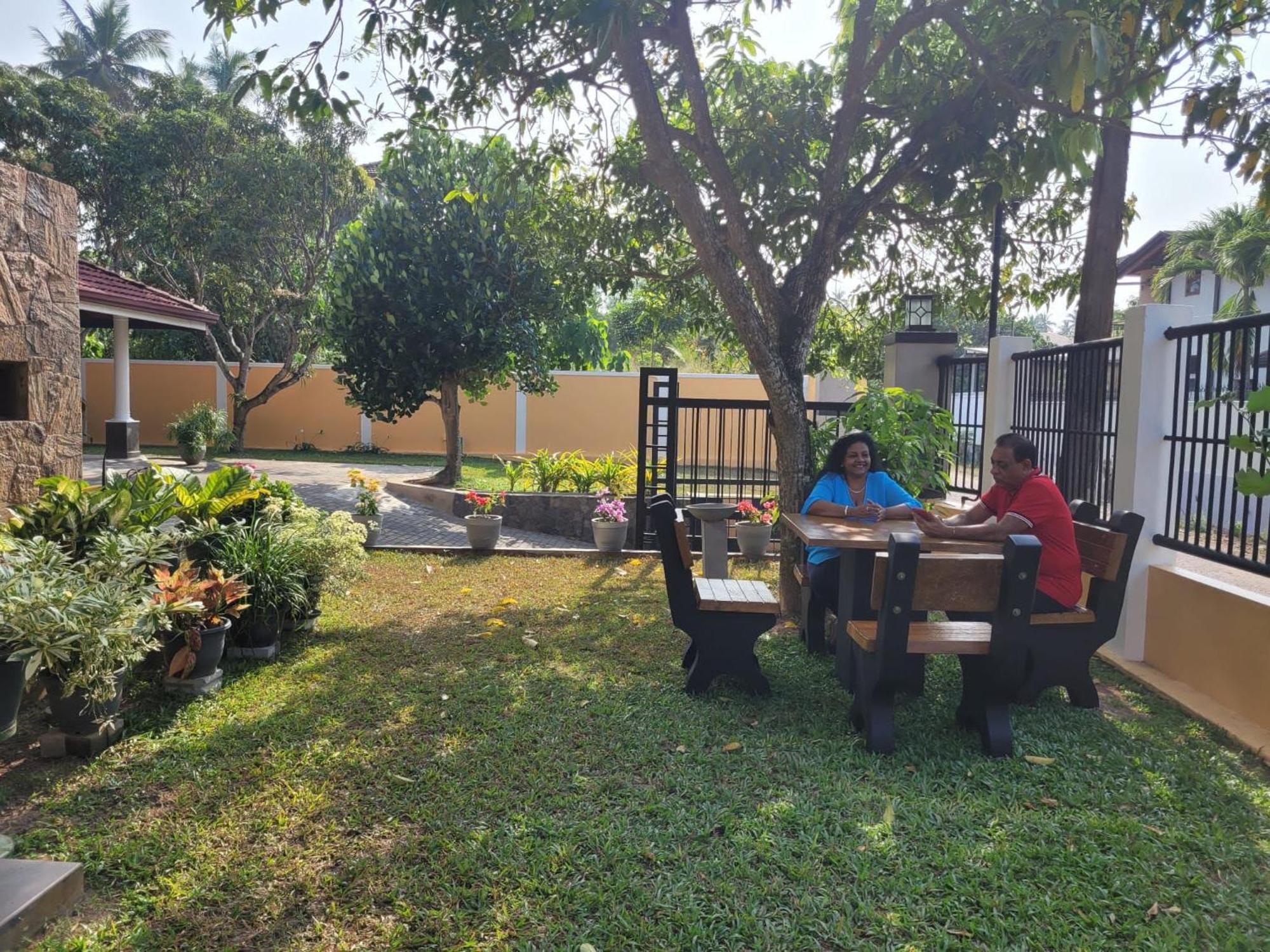 Bigcity Villa - Airport Transit Hotel Katunayaka Bagian luar foto