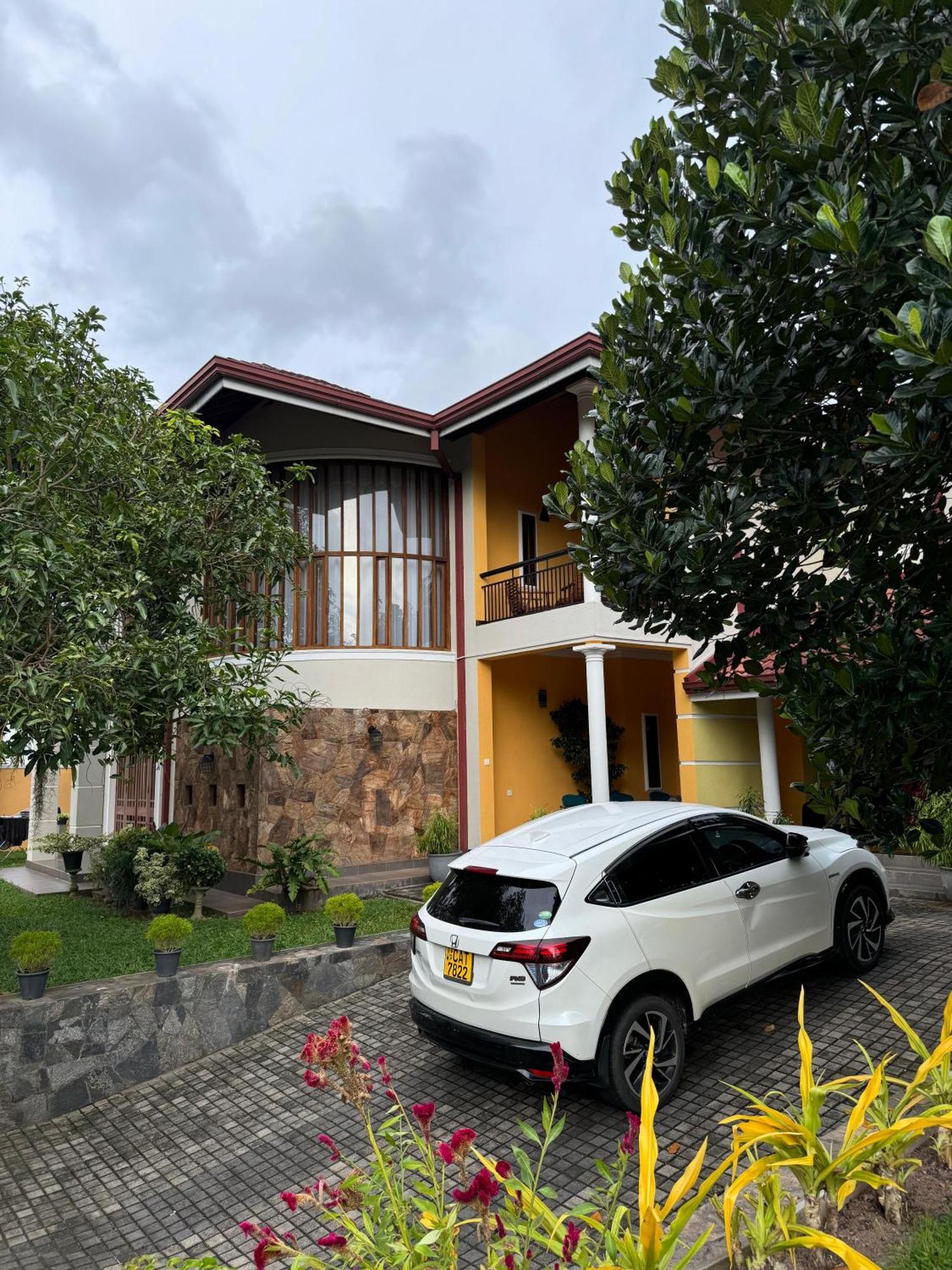 Bigcity Villa - Airport Transit Hotel Katunayaka Bagian luar foto
