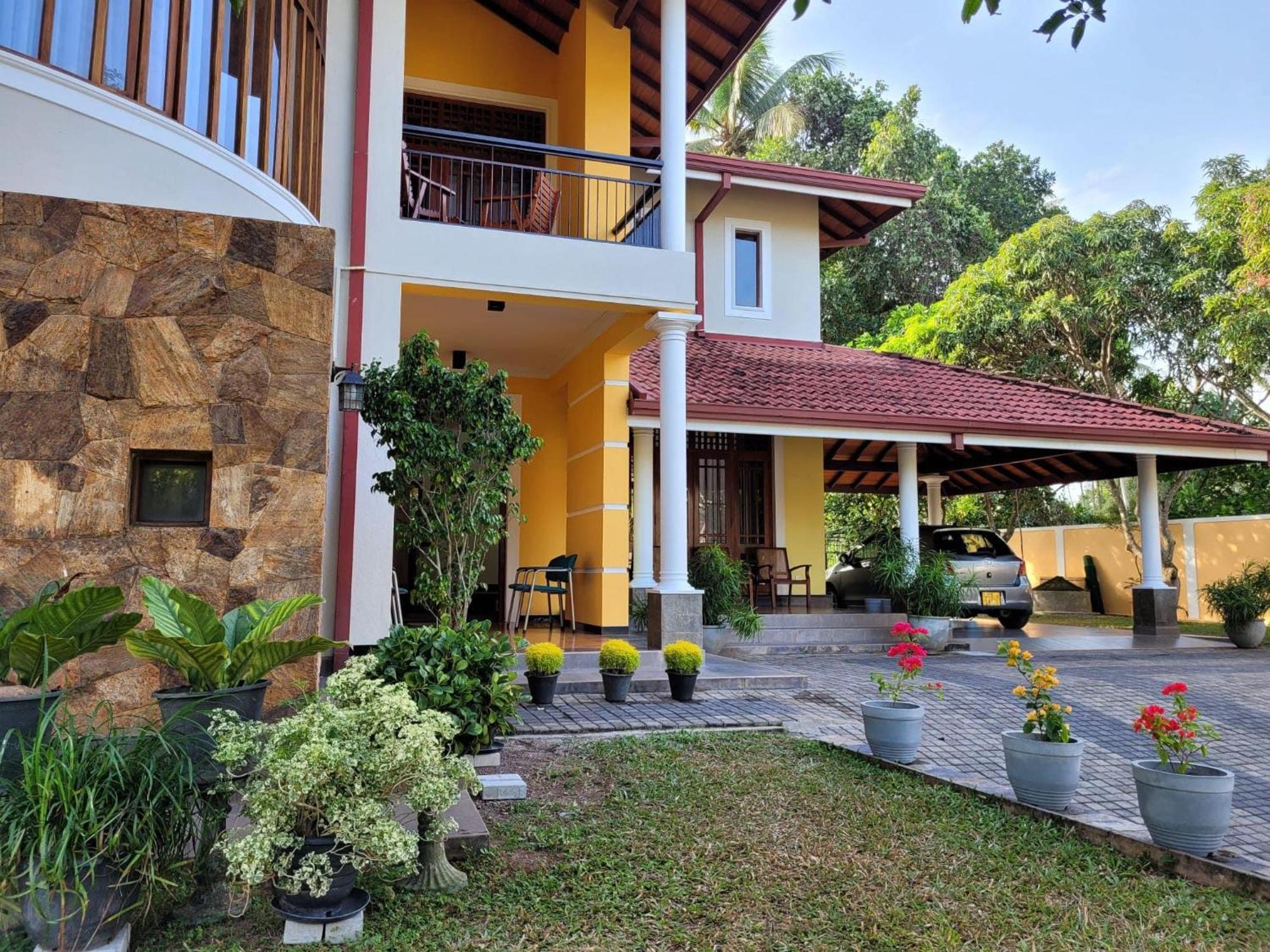 Bigcity Villa - Airport Transit Hotel Katunayaka Bagian luar foto