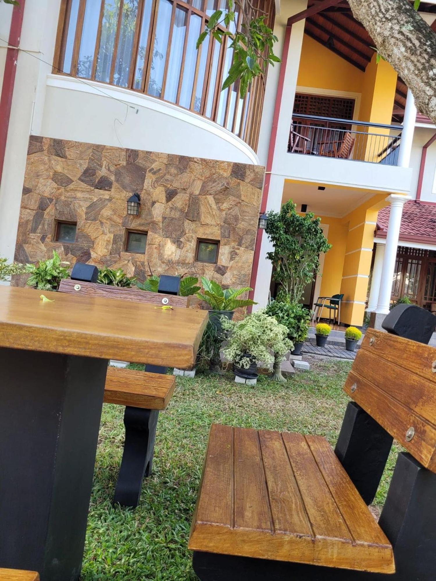 Bigcity Villa - Airport Transit Hotel Katunayaka Bagian luar foto