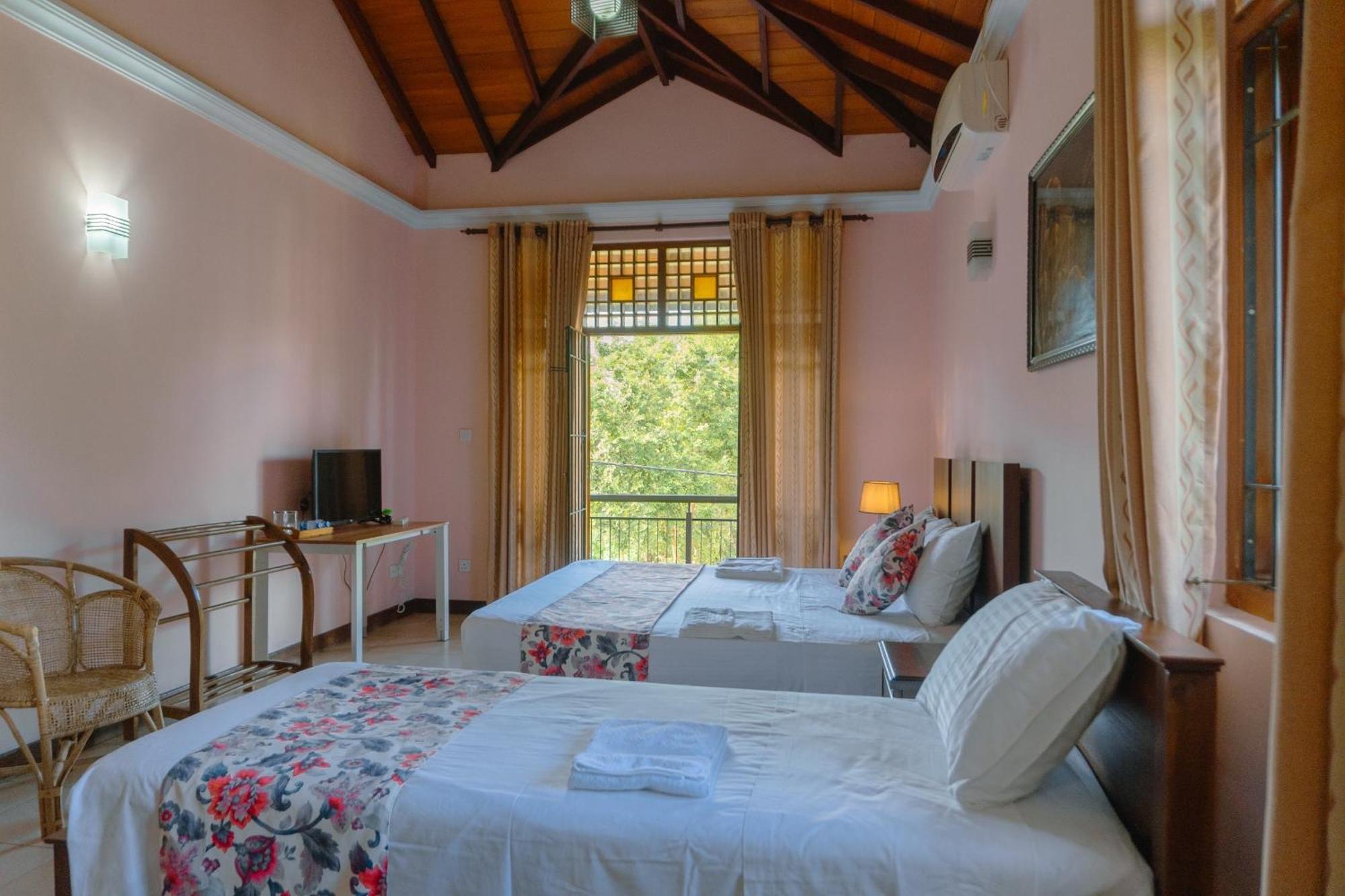 Bigcity Villa - Airport Transit Hotel Katunayaka Bagian luar foto