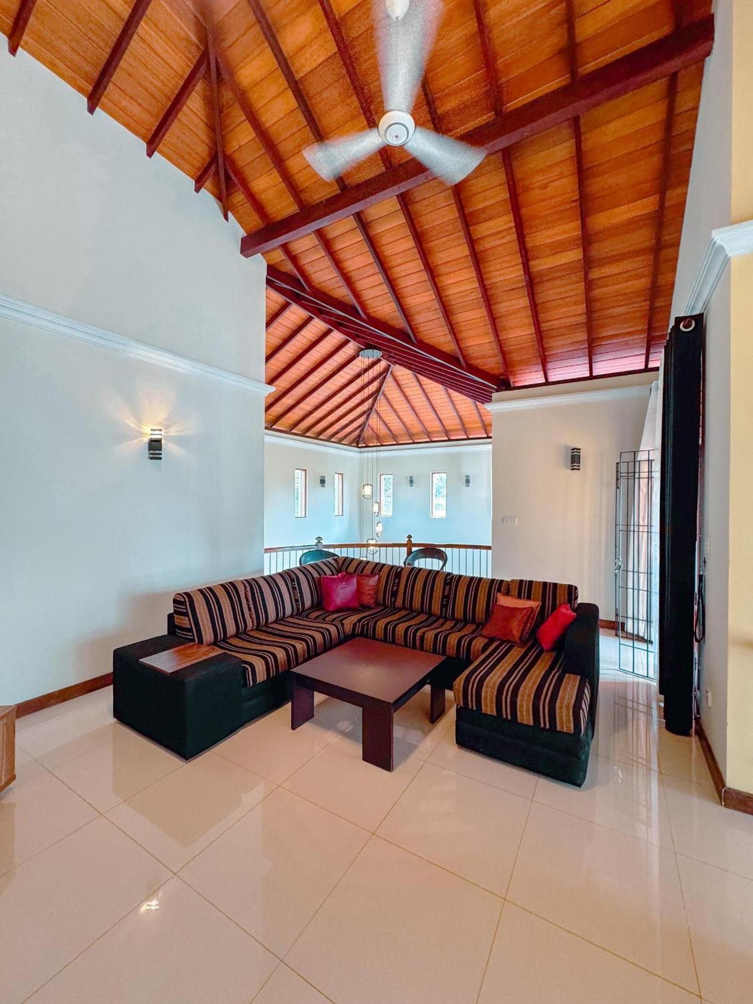 Bigcity Villa - Airport Transit Hotel Katunayaka Bagian luar foto