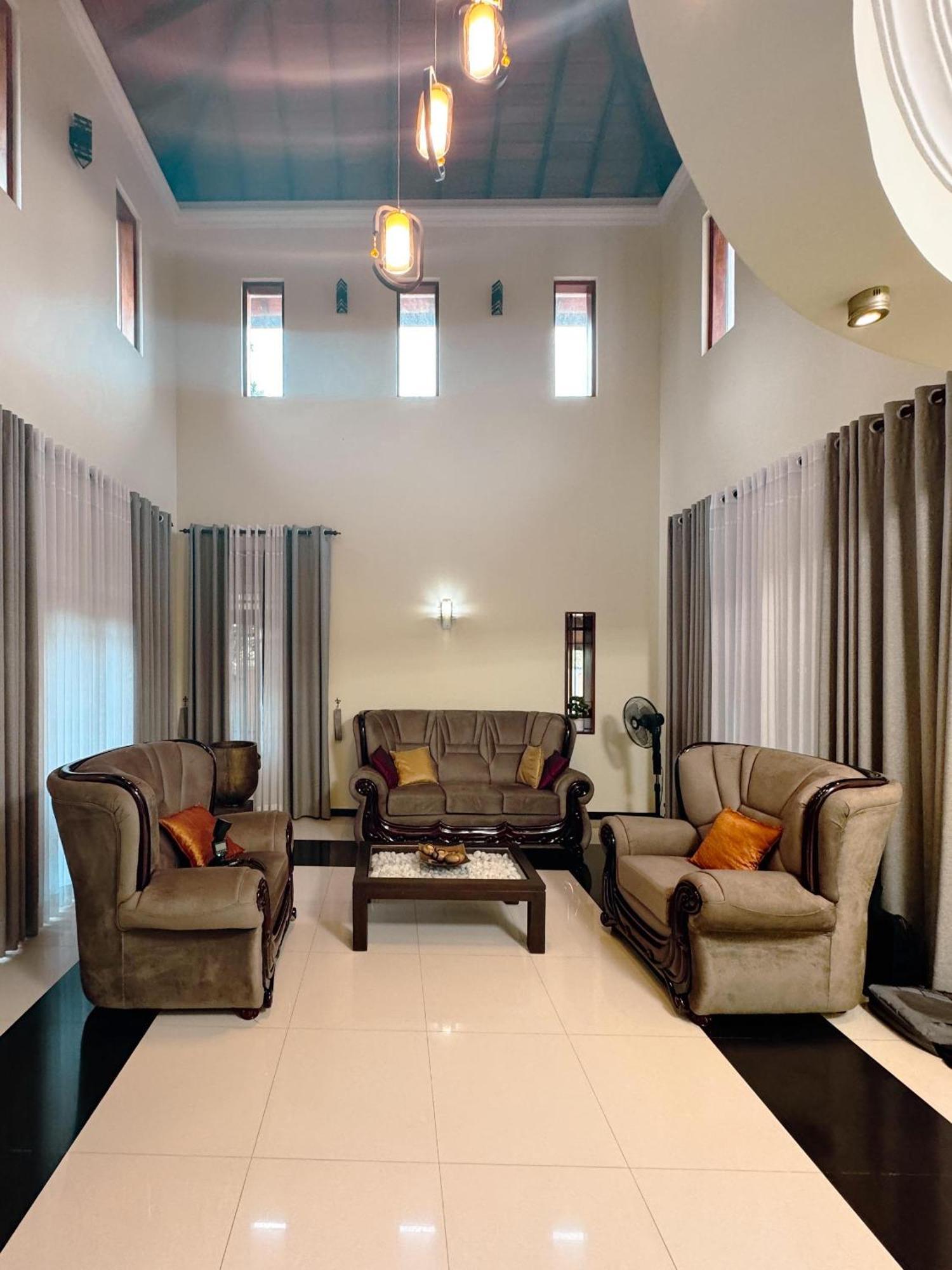 Bigcity Villa - Airport Transit Hotel Katunayaka Bagian luar foto