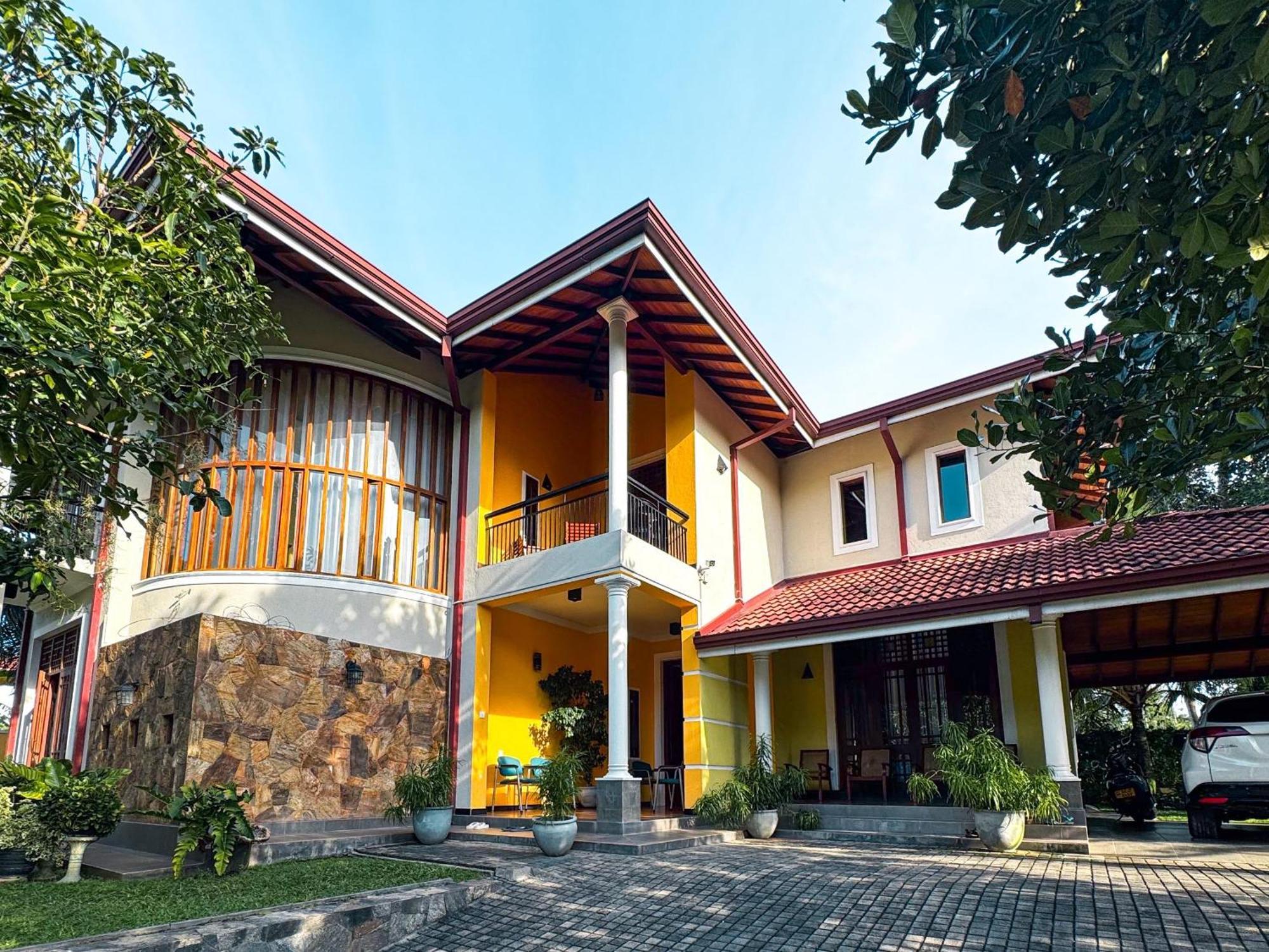 Bigcity Villa - Airport Transit Hotel Katunayaka Bagian luar foto