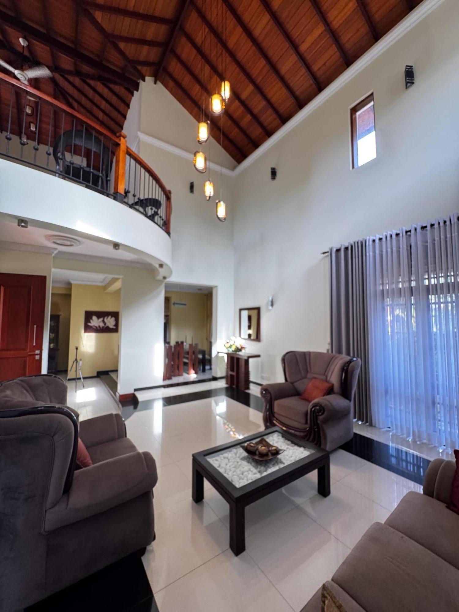 Bigcity Villa - Airport Transit Hotel Katunayaka Bagian luar foto