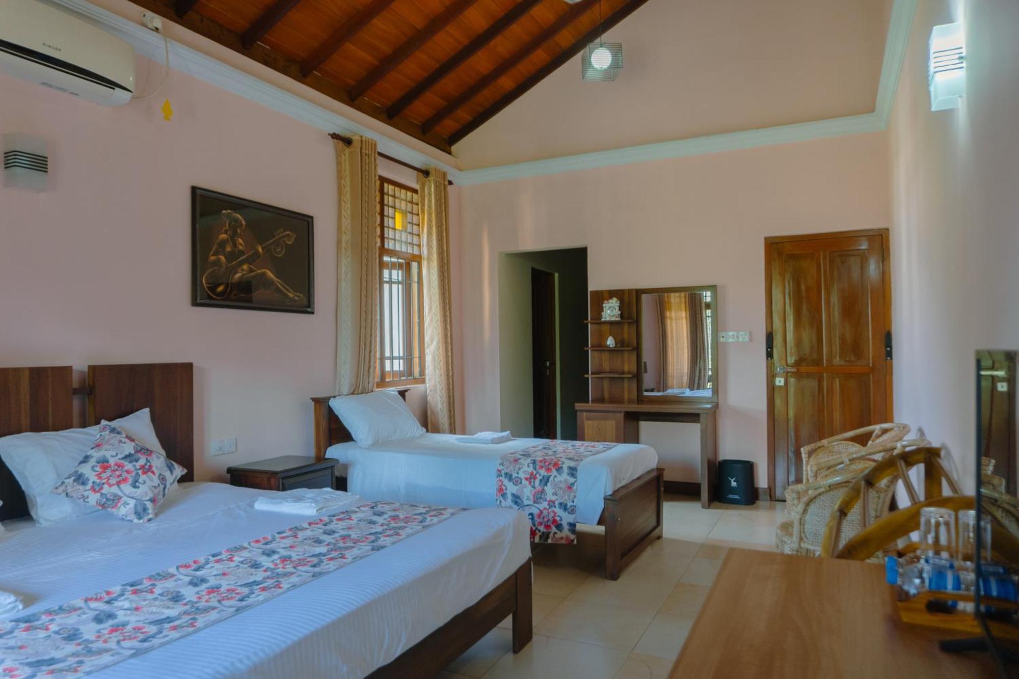 Bigcity Villa - Airport Transit Hotel Katunayaka Bagian luar foto
